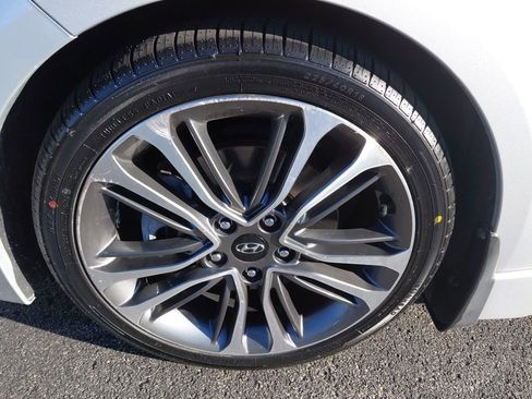 Used 2016 Hyundai Veloster Turbo image 16