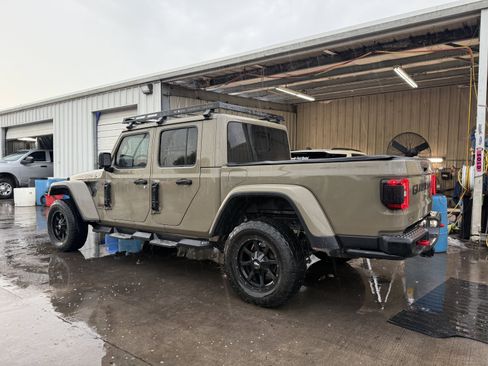 Used 2020 Jeep Gladiator Rubicon AWD/4WD image 3