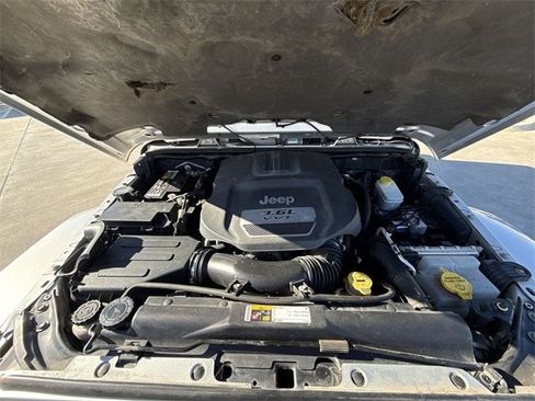 Used 2012 Jeep Wrangler Unlimited Sahara image 23