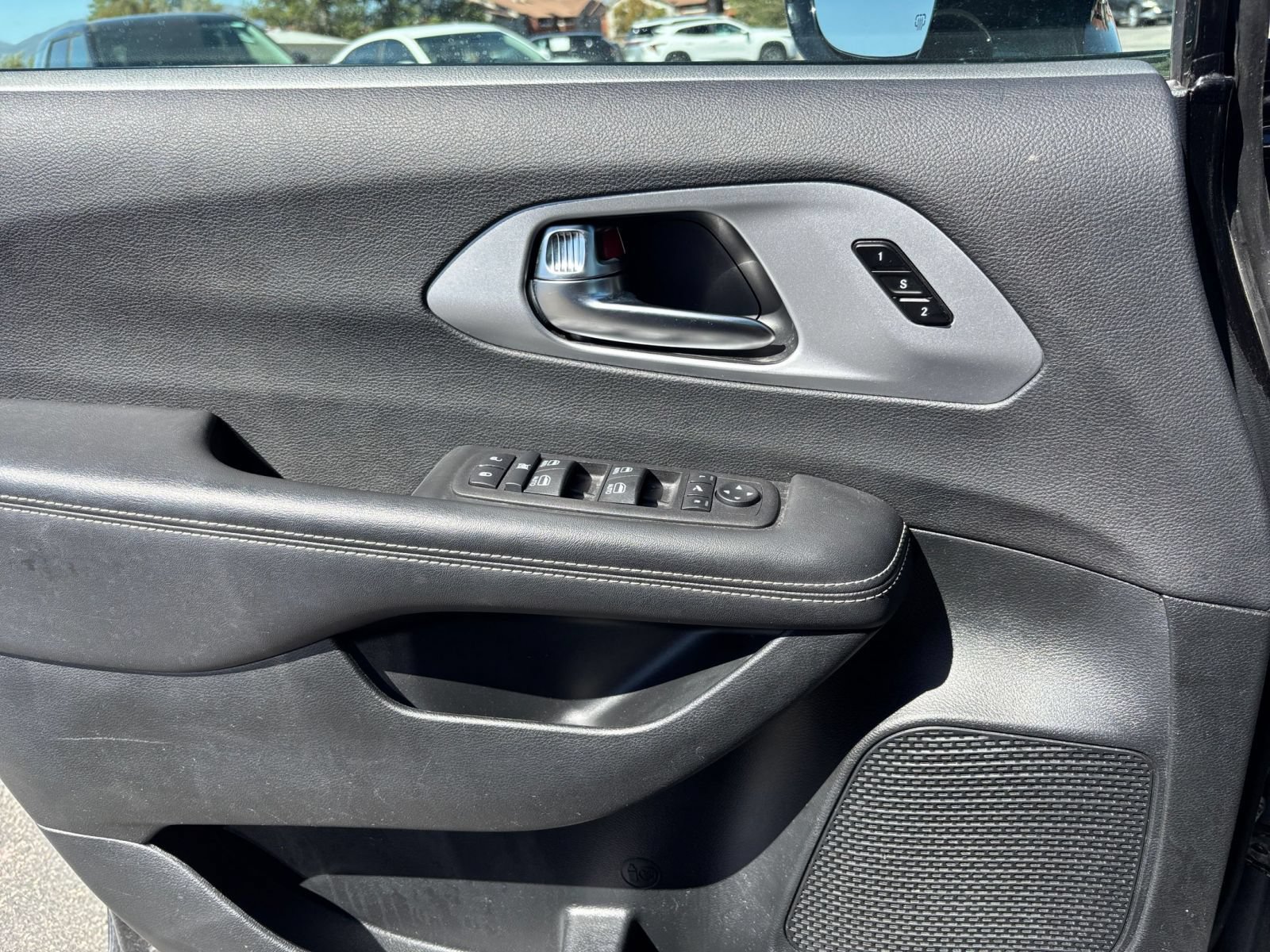 Used 2025 Chrysler Pacifica Limited FWD image 18