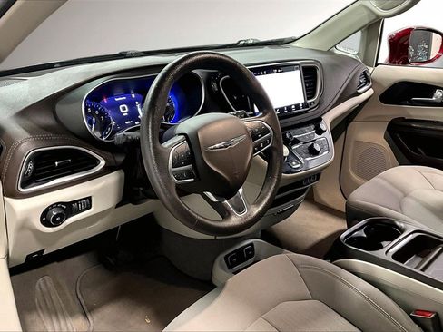 Used 2021 Chrysler Pacifica Touring image 17