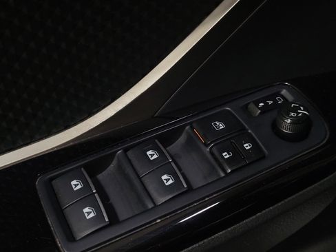 Used 2019 Toyota C-HR XLE image 27