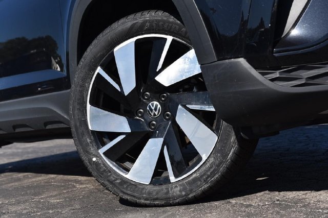 Used 2024 Volkswagen Taos SEL AWD/4WD image 3