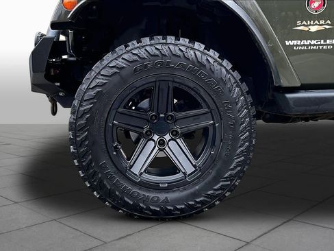 Used 2015 Jeep Wrangler Unlimited Sahara w/ Dual Top Group AWD/4WD image 11