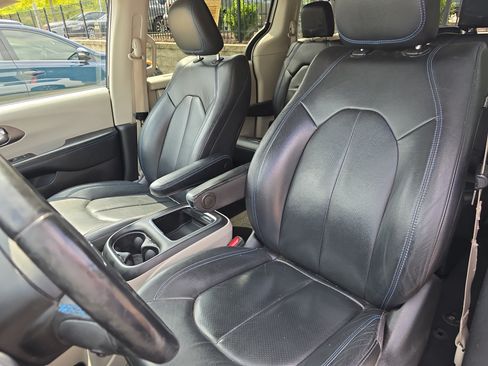 Used 2021 Chrysler Pacifica Touring-L FWD image 15