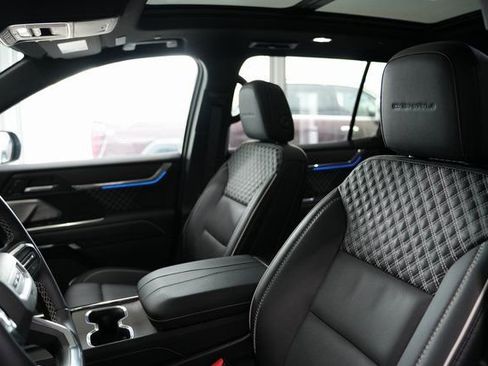 Used 2024 GMC Acadia Denali image 18