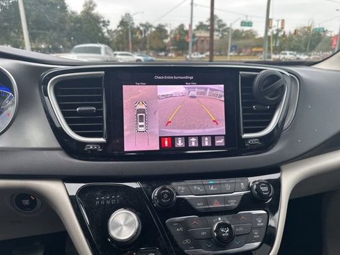 Used 2022 Chrysler Pacifica Touring-L w/ Uconnect Theater Family Group image 13