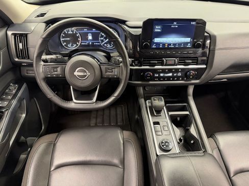 Used 2025 Nissan Pathfinder SL AWD/4WD image 27