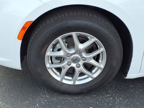 Used 2024 Chrysler Pacifica Touring-L image 32