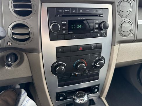 Used 2009 Jeep Commander Sport image 13