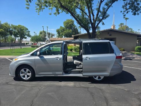 Used 2018 Toyota Sienna LE FWD image 3