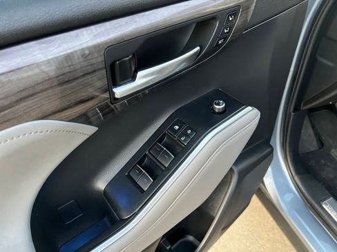 Used 2020 Toyota Highlander Limited image 12