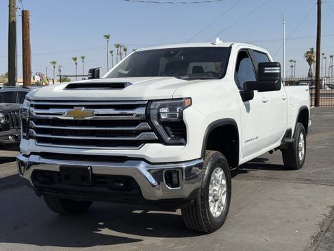 Used 2024 Chevrolet Silverado 2500 LT image 2