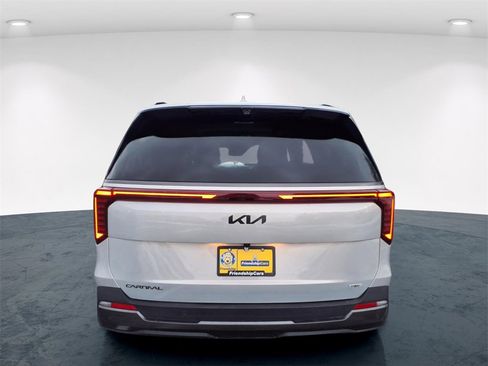 Used 2025 Kia Carnival SX Prestige image 8