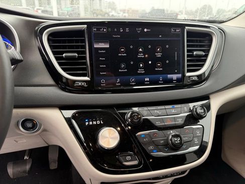 Used 2024 Chrysler Pacifica Touring-L image 17