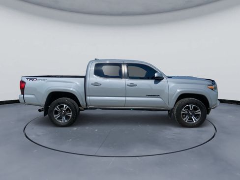 Used 2018 Toyota Tacoma TRD Sport w/ Technology Package RWD image 4
