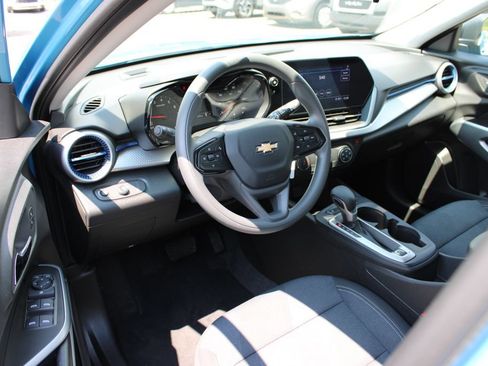 Certified 2025 Chevrolet Trax LS FWD image 10