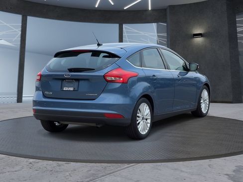 Used 2018 Ford Focus Titanium w/ Titanium Technology Package FWD image 4