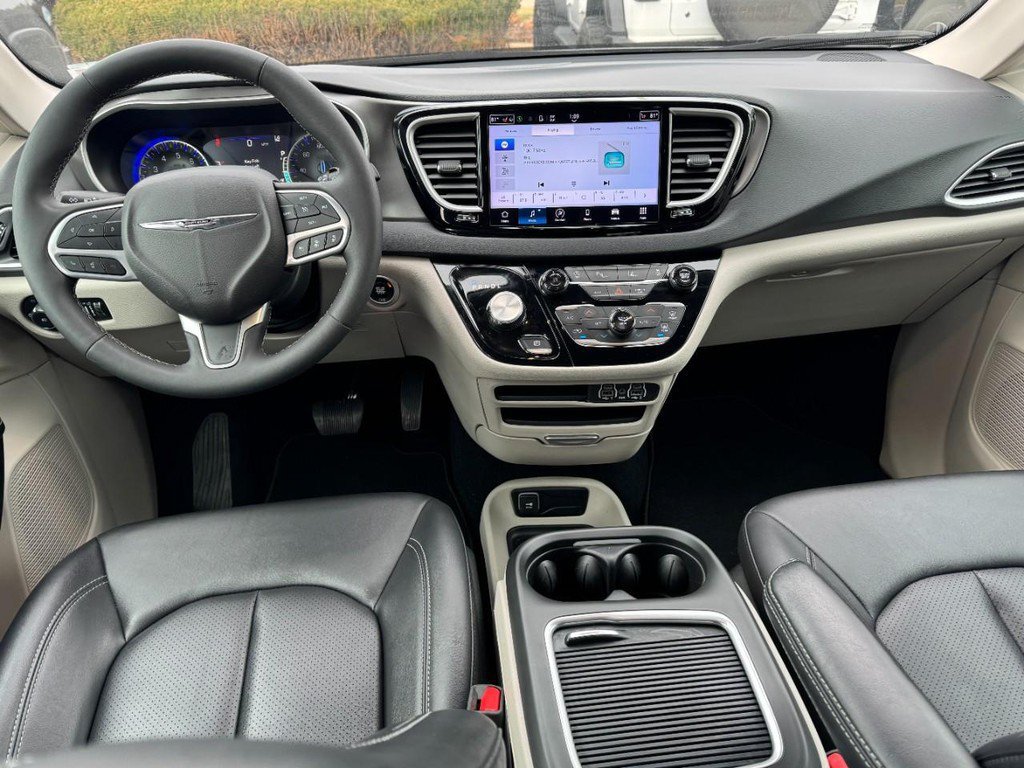 Used 2024 Chrysler Pacifica Touring-L FWD image 12