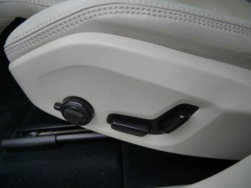 Certified 2023 Volvo XC60 B6 Ultimate w/ Climate Package image 17