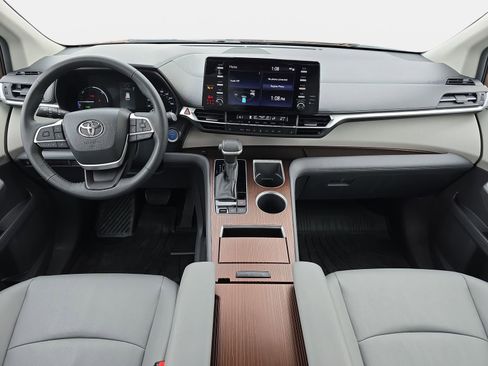 Used 2023 Toyota Sienna XLE image 9