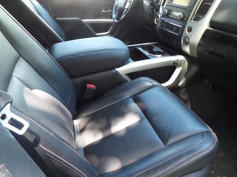 Used 2018 Nissan Titan SV w/ SV Convenience Package image 29