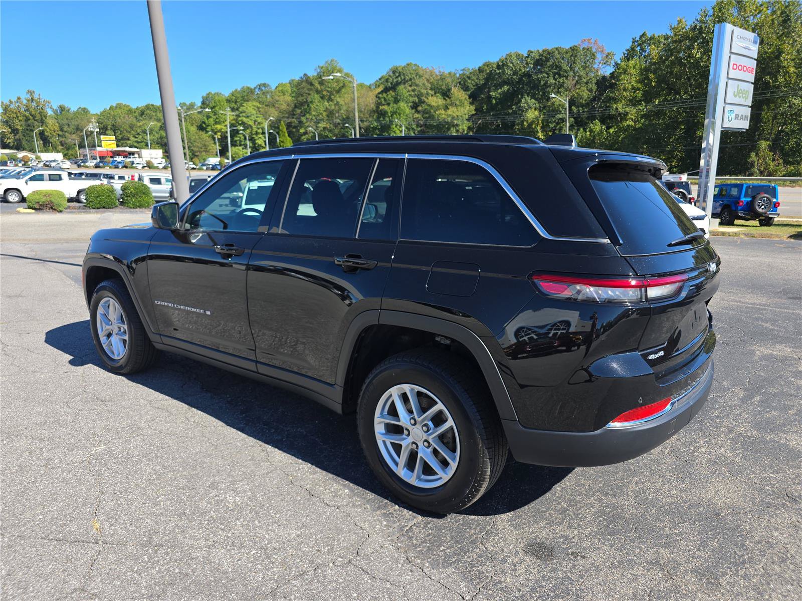 Used 2025 Jeep Grand Cherokee Laredo X w/ Luxury Tech Group I AWD/4WD image 5