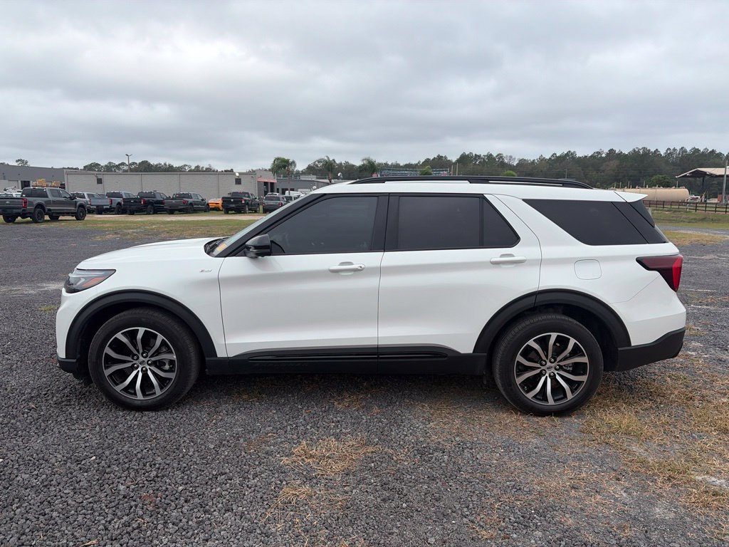 Used 2025 Ford Explorer ST-Line w/ Premium Package RWD image 2