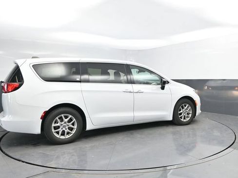 Used 2024 Chrysler Voyager LX FWD image 2