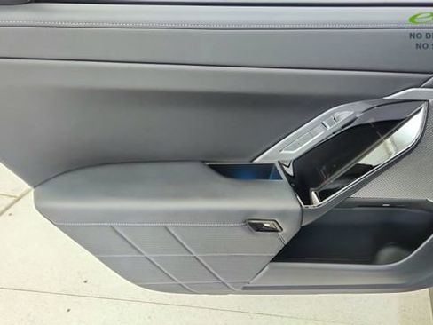 Used 2024 BMW 740i xDrive w/ Premium Package image 34