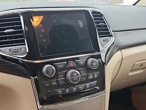 Used 2020 Jeep Grand Cherokee Laredo w/ 18" Wheel & 8.4" Radio Group image 10