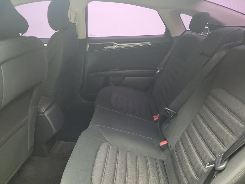 Used 2017 Ford Fusion SE FWD image 18