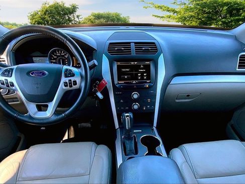 Used 2015 Ford Explorer XLT w/ Equipment Group 202B image 7