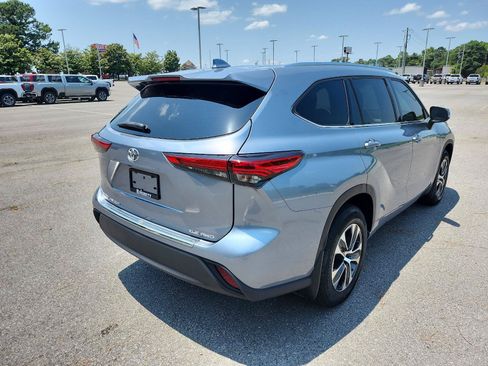 Used 2020 Toyota Highlander XLE AWD/4WD image 3