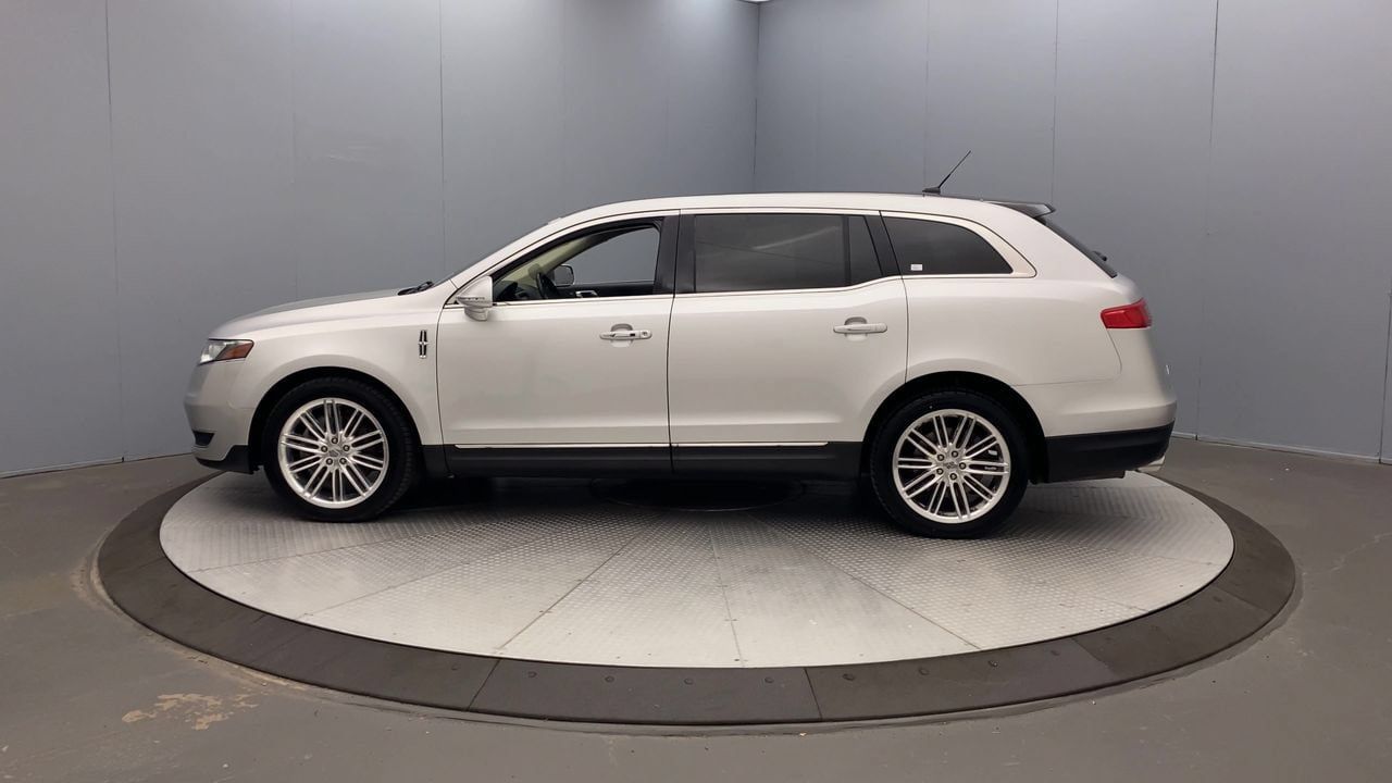 Used 2015 Lincoln MKT AWD image 2