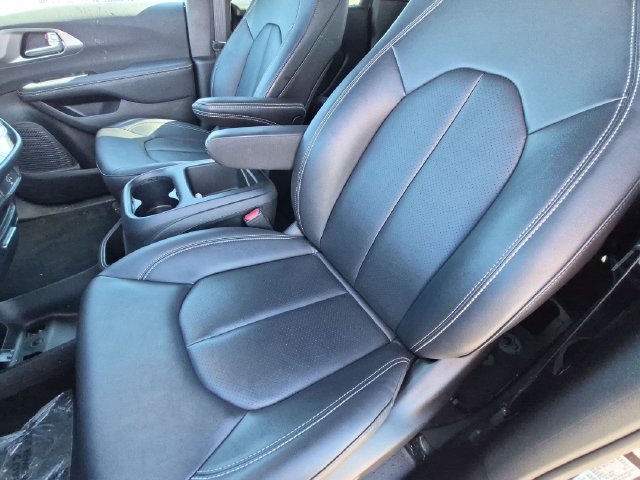 Used 2026 Chrysler Pacifica Select FWD image 11