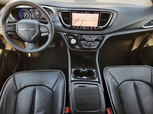 Used 2025 Chrysler Pacifica Limited image 27
