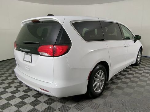 Certified 2022 Chrysler Voyager LX image 5