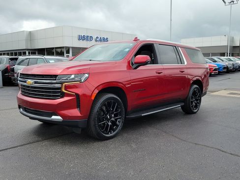 Used 2024 Chevrolet Suburban LT w/ Luxury Package AWD/4WD image 8