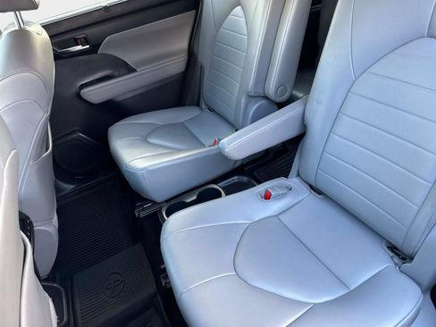 Used 2021 Toyota Highlander XLE image 13