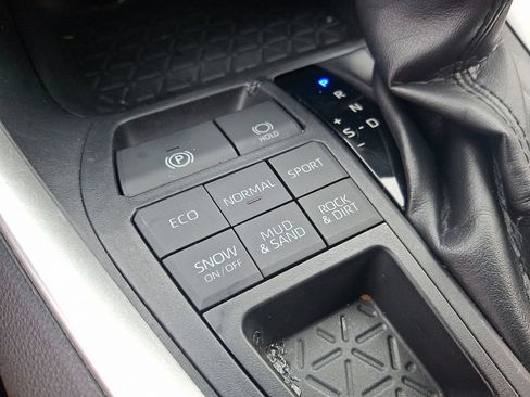 Used 2020 Toyota RAV4 XLE Premium image 23