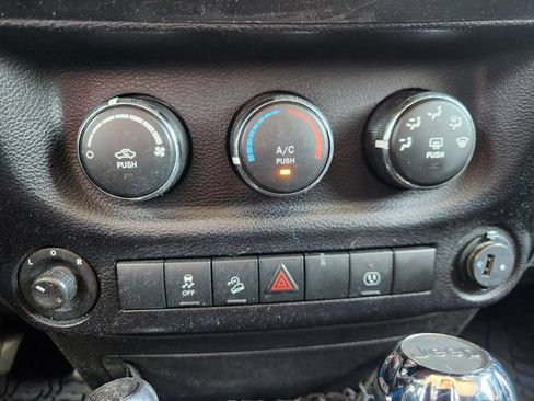 Used 2016 Jeep Wrangler Unlimited Rubicon w/ Connectivity Group AWD/4WD image 17