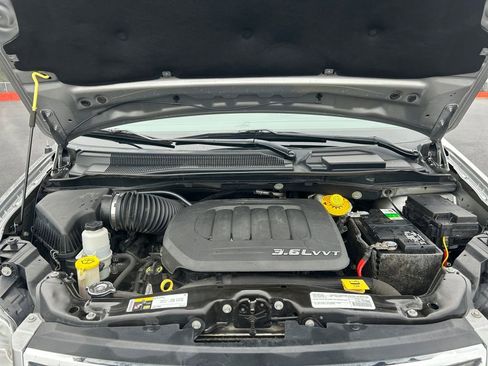 Used 2015 Chrysler Town & Country Touring image 29