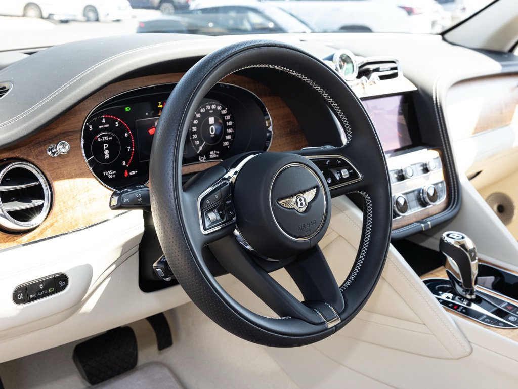 Used 2025 Bentley Bentayga AWD/4WD image 30
