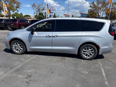 Used 2024 Chrysler Pacifica Touring-L FWD image 23