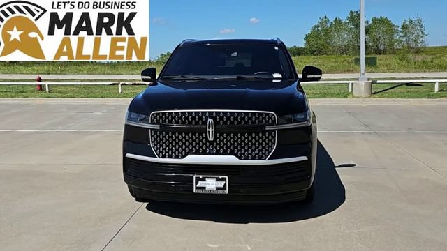 Used 2025 Lincoln Navigator Reserve AWD/4WD image 3