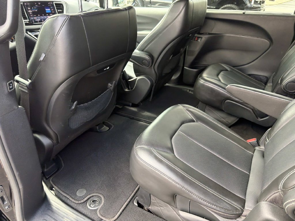 Used 2025 Chrysler Pacifica Select FWD image 15