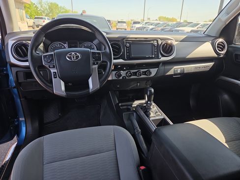Used 2016 Toyota Tacoma SR5 w/ SR5 Appearance Package (SN) AWD/4WD image 5
