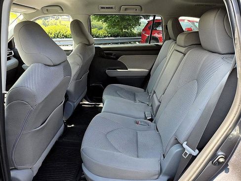 Used 2020 Toyota Highlander LE image 13