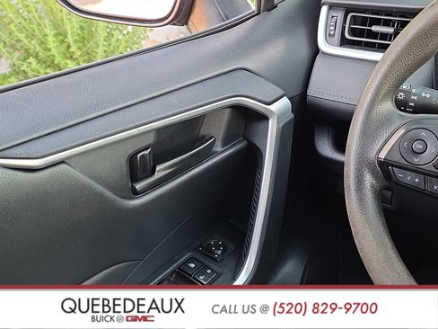 Used 2021 Toyota RAV4 LE AWD/4WD image 22